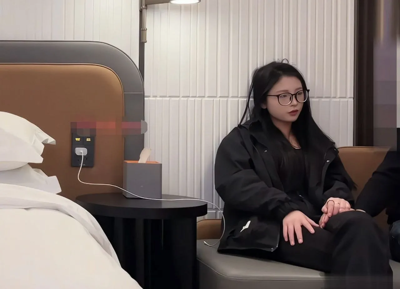 下面毛毛很少很紧都给干红了还给我介绍她朋友