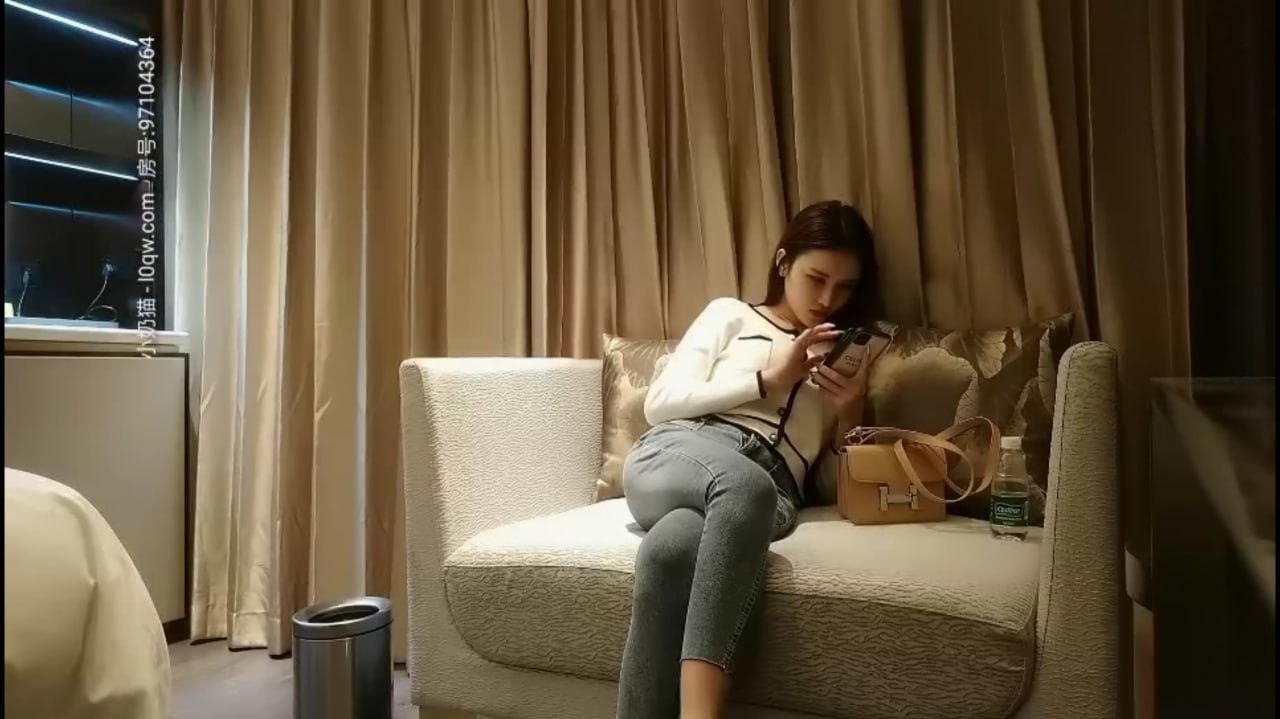 口交舔弄正猛时被女友当场抓包！翻车现场对话超尴尬，高清实录！