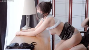 玩偶姐姐 HongKongDoll 小美女秘书穿着黑色皮裙和肉丝连裤袜的经典穿搭被我按在桌子狂干