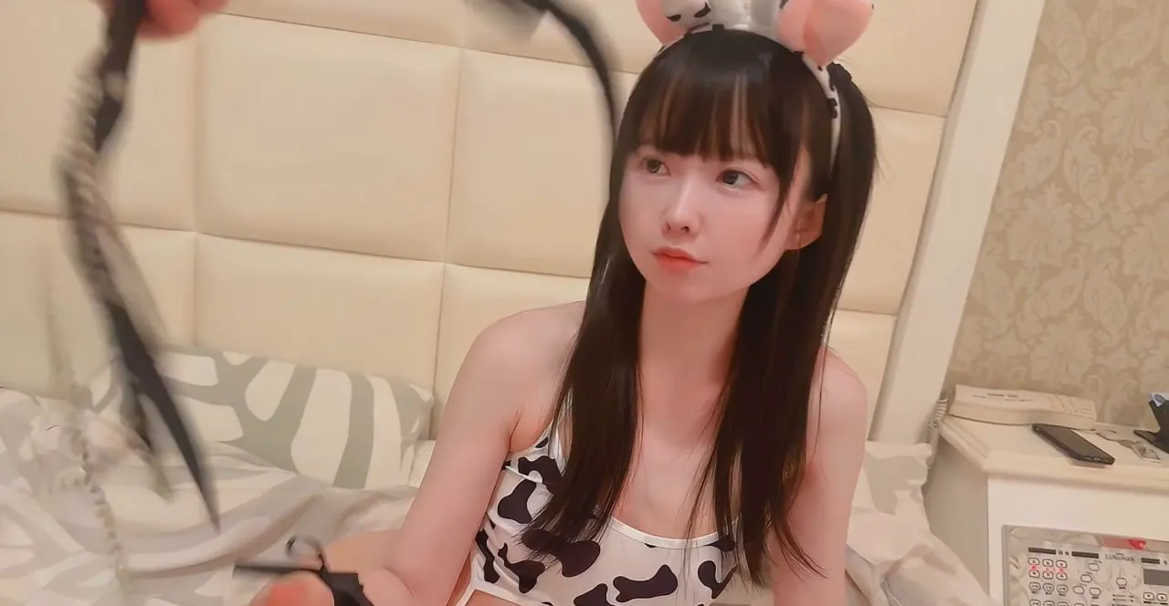 极品萝莉-yurinslittlepeach 奶牛装3道具调教多体位啪啪