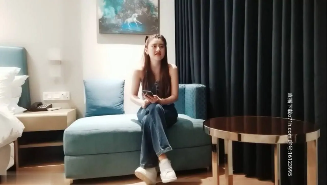 外貌清纯说话直白的吊带牛仔裤外围女